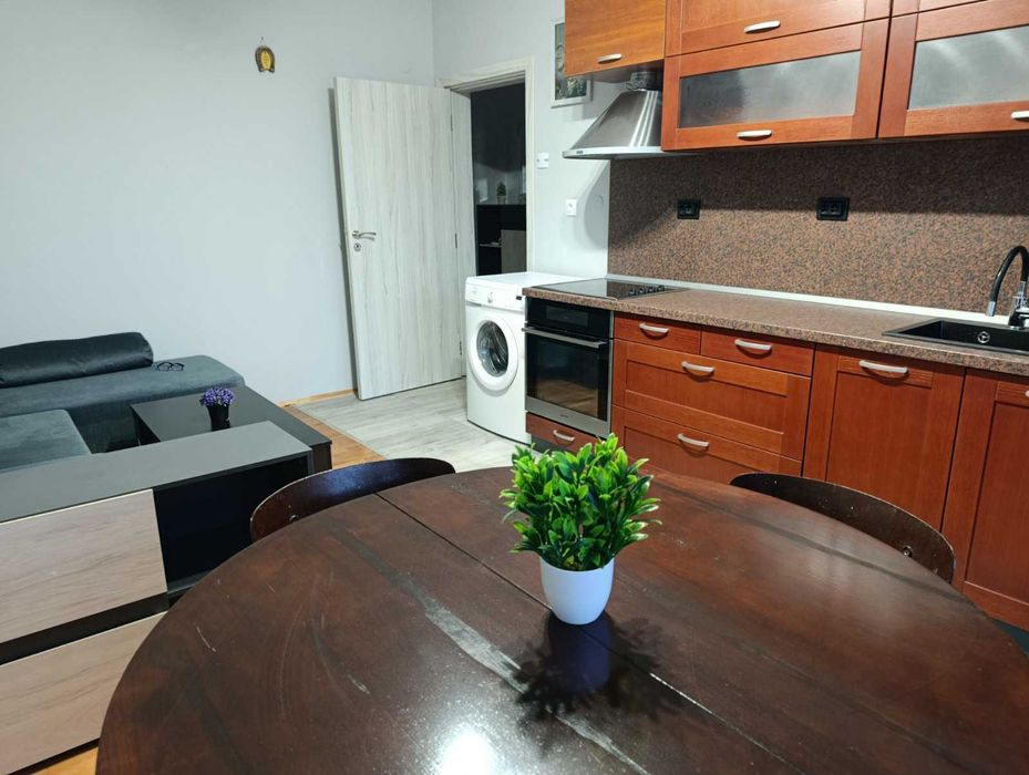 Дава се под наем Двустаен апартамент в Ямбол, Център - 55 кв.м за 348.84 € - Снимка #1