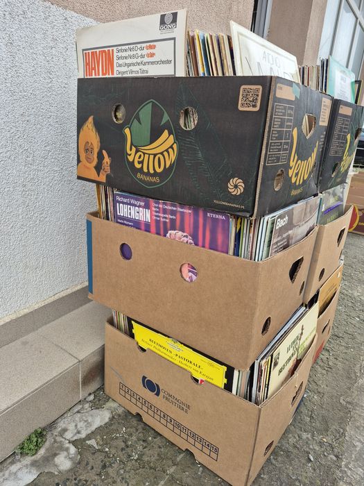 Vând lot 100 de discuri vinil cu muzică clasică mixtă pentru pick-up.