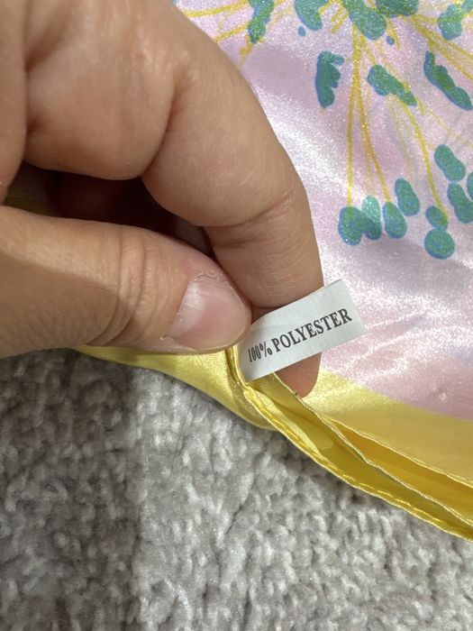 Новый шелковый Платок, очень нежный и красивый. Размер 60*60см.