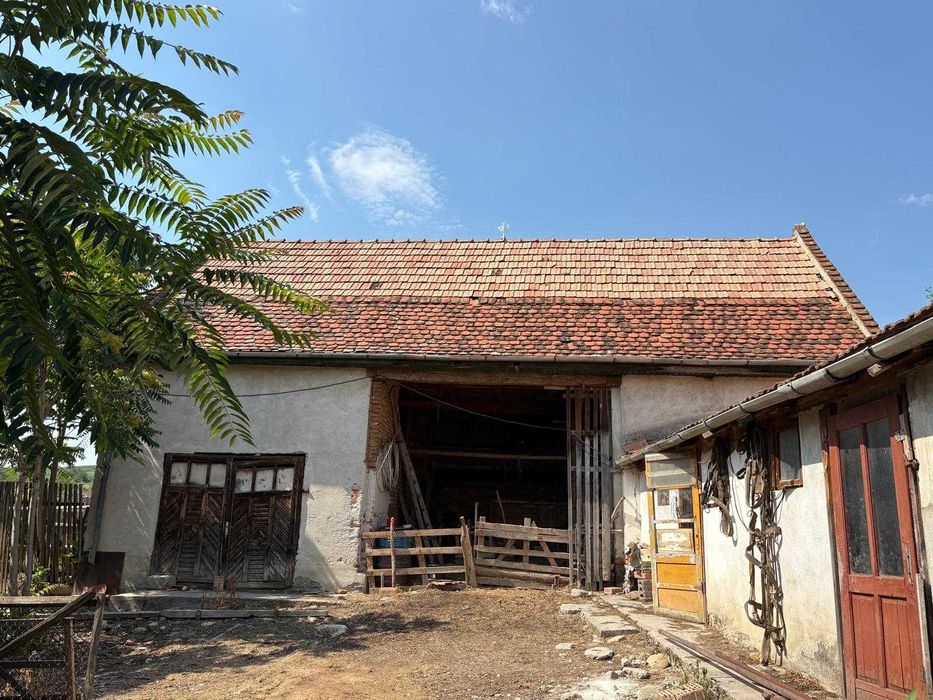 Casă tradițională cu curte mare și șură, în localitatea Cut, județul Alba