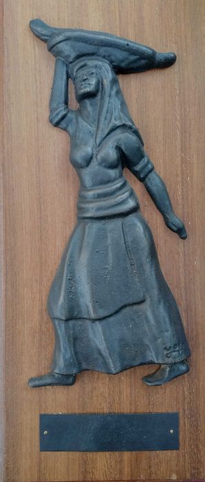 Две фигури, принадлежащи на дипломатическа канцелария в България.