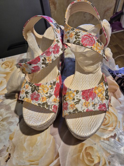 Сандали с платформа