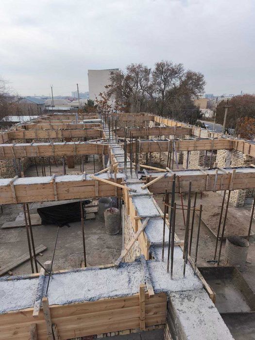 Продаются квартиры и магазины в центре Кагана вдоль дороги.