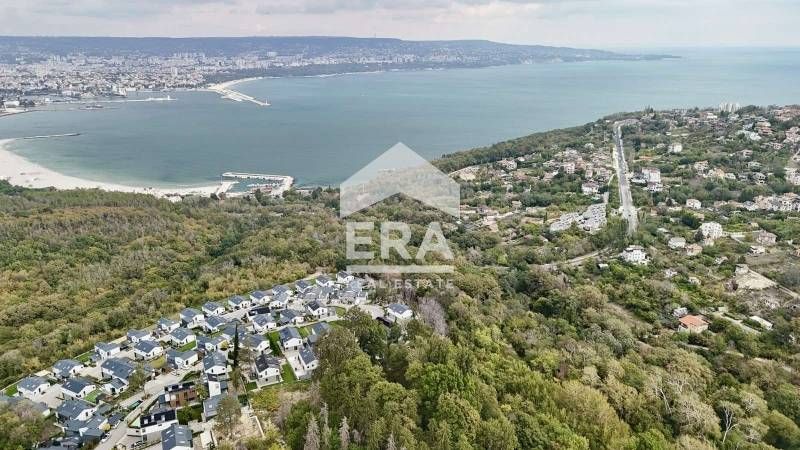 Двуетажна новострояща се къща за продажба, със собствен двор, в компле