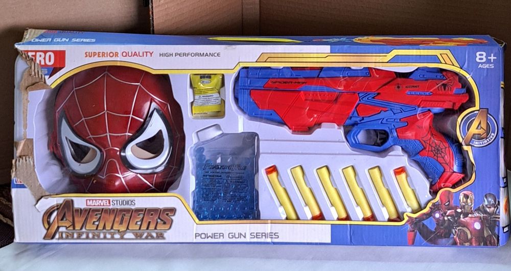 Детски пистолет и маска