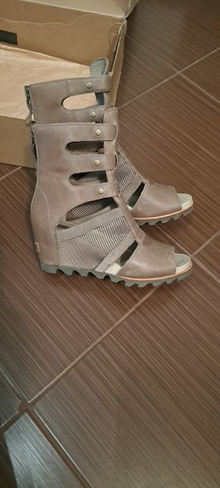 Vand sandale din piele