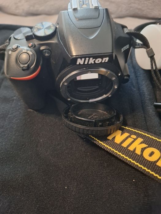 Aparat foto Nikon 3500 si obiectiv