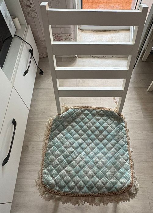 Гостинный стол и стулья