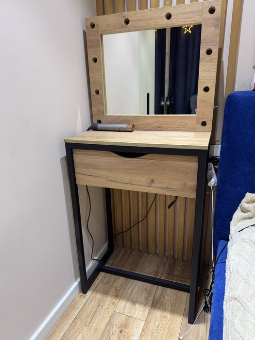 Стол визажиста, гримерный