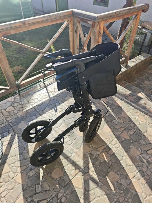 ролатор/проходилка/помощно средство за възрастни