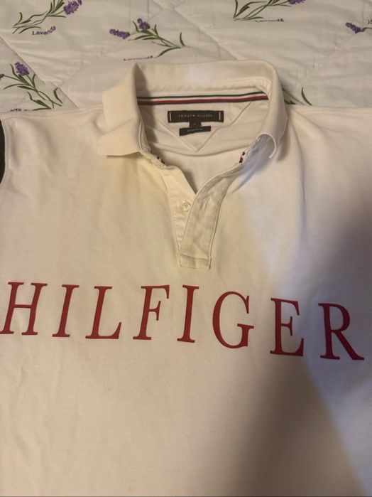 Tommy Hilfiger Polo alb cu mâneci bleumarin  se poate livrare prin olx sau predare personala in craiova