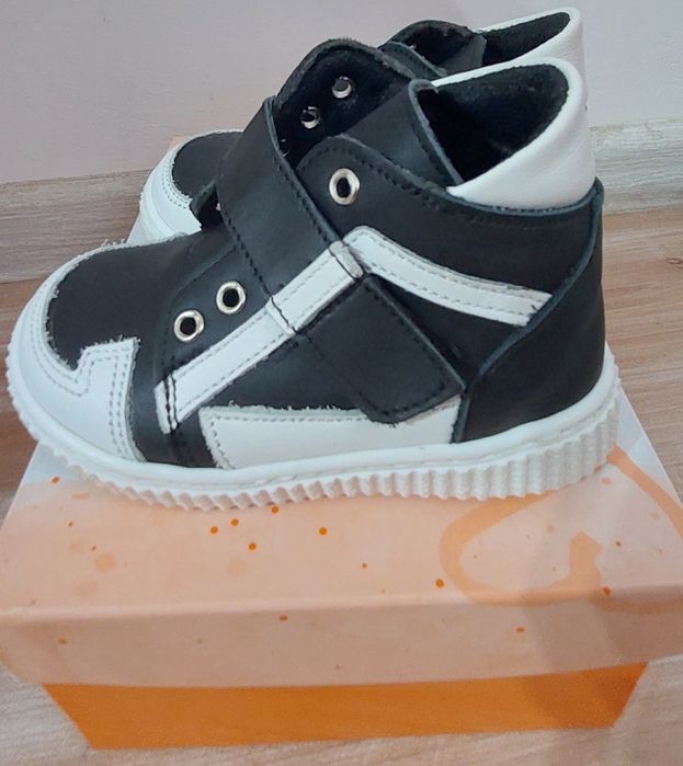 Adidasi de piele nr 22 noi la cutie cu eticheta