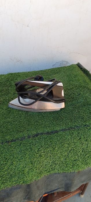 Два утюга один российский  другой  с паром