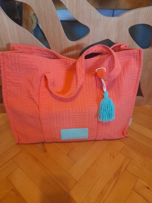 Голяма плажна чанта с пискюл