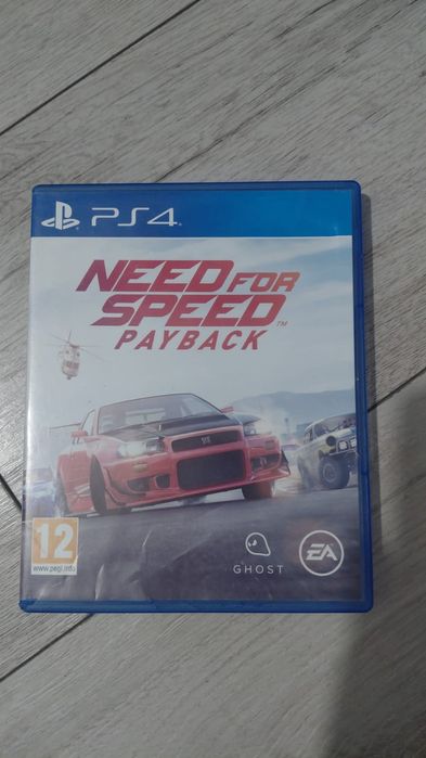 Ps4 pro (folosit) doua manete și 7 jocuri (900 de lei)