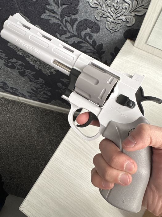 Игрушечный пистолет, Револьер!