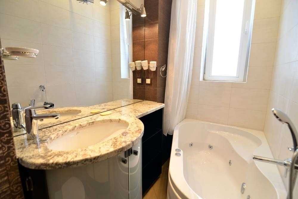 Дава се под наем Тристаен апартамент в София, Център - 90 кв.м за 1700 € - Снимка #8