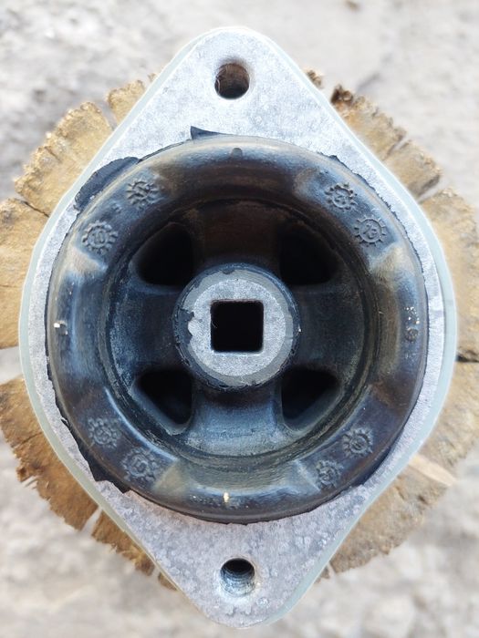 Подушка на КПП  Audi A4