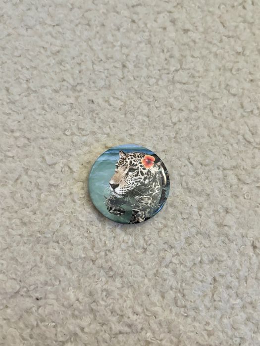 Висулка за телефон и две значки