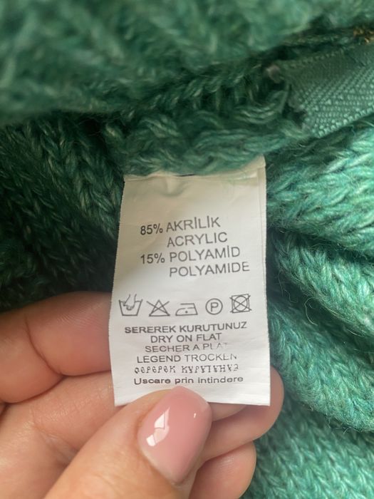 Pulovar de culoare verde purtat o singura data