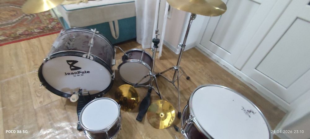 Барабаны полный комплект кроме палочек) разобран простите(