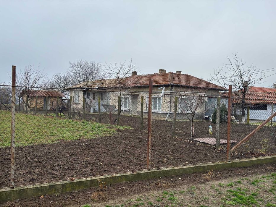 Собственик Продава Къща с 290кв.м.ЗП -9 стаи,двор 1040кв.м- с.Чернолик