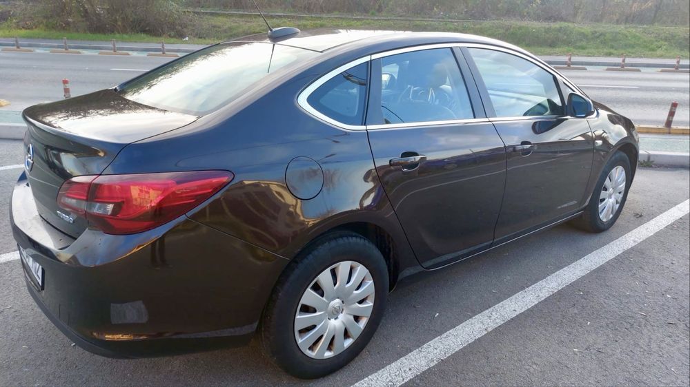Opel Astra J Sedan 1.4 Turbo, 2017, unic proprietar, stare excelenta