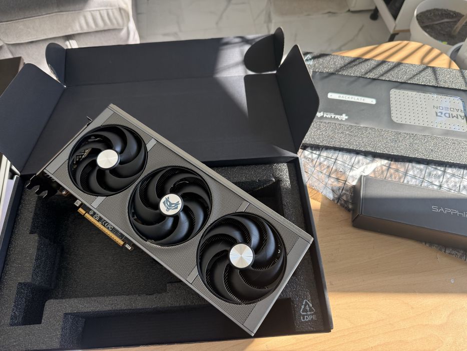 Vand schimb placa video Gaming Sapphire Nitro+ RX 9070 16Gb GDDR6 256 bit NOU