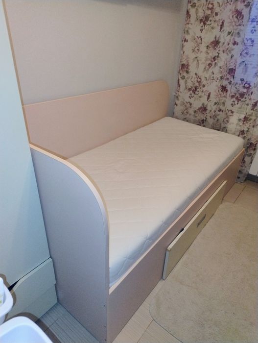 Pat fetiță  roz  făcut la comandă cu saltea