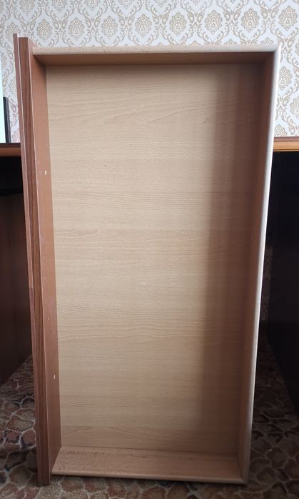 Бюро с голямо чекмедже