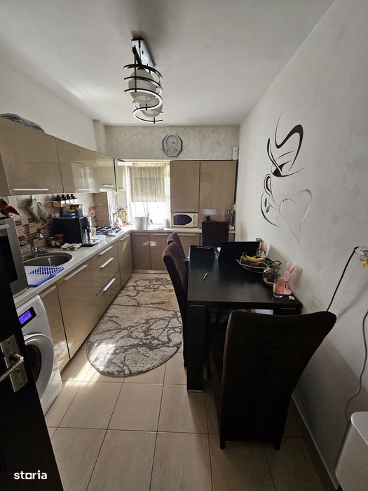 Vand apartament cu 2 camere decomandat