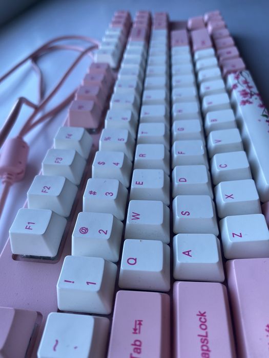 Клавитура от varmilo sakura
