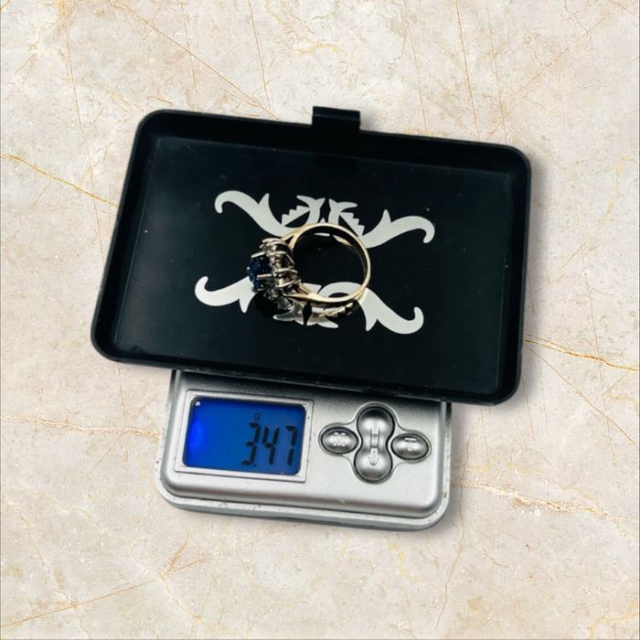 Луксозен златен пръстен 14К със сапфир и диаманти