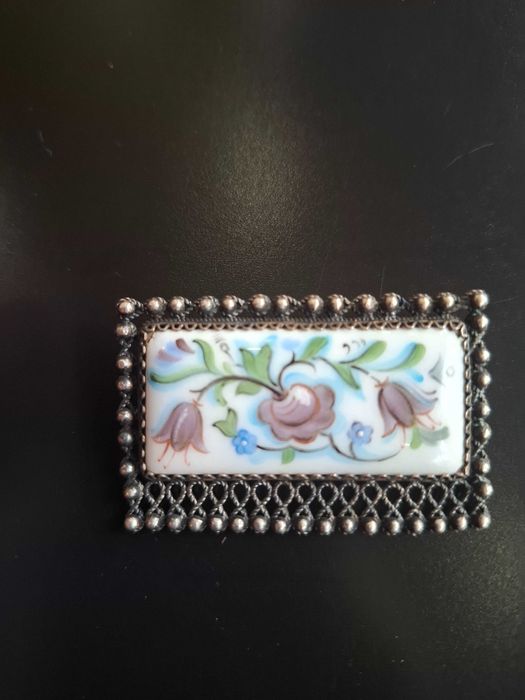 Брошки със сребърен обков.