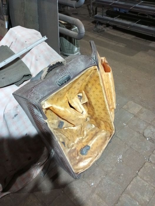 Продам чемодан состояние среднее