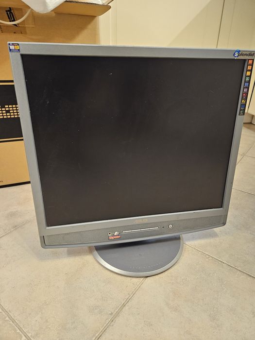 19-инчов монитор за компютър