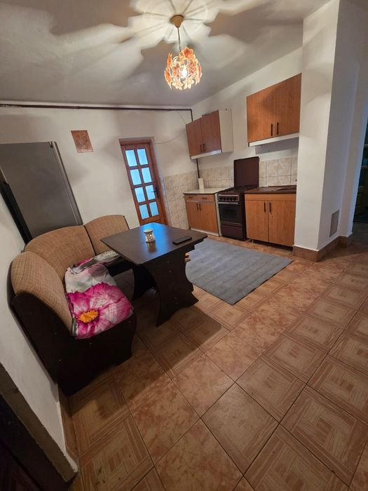 Închiriez apartament!