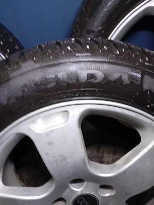 Гуми и джанти 225/55/17 зимни.