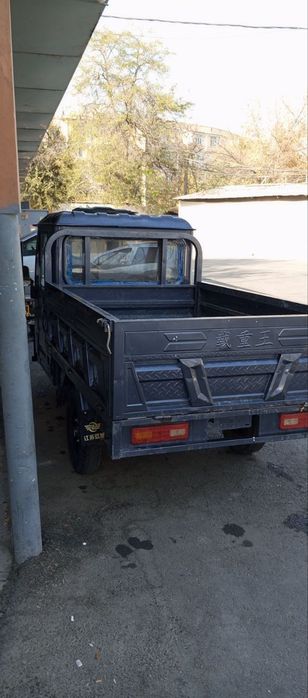 Uch ĝildirakli motoroller.