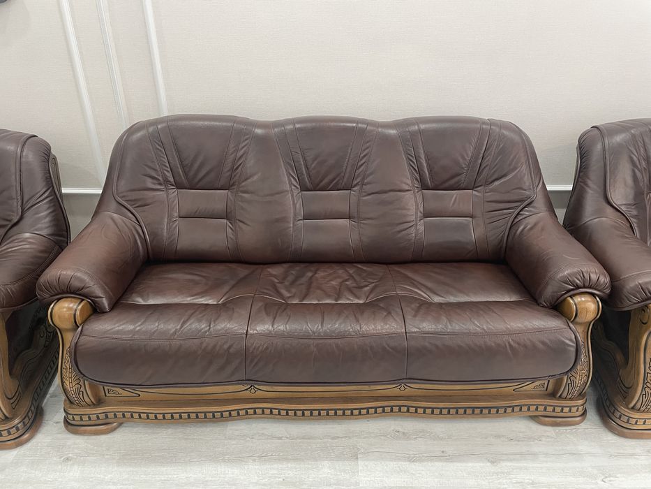 Продам кожаный диван в иделаьном состояний в идеальном состояний