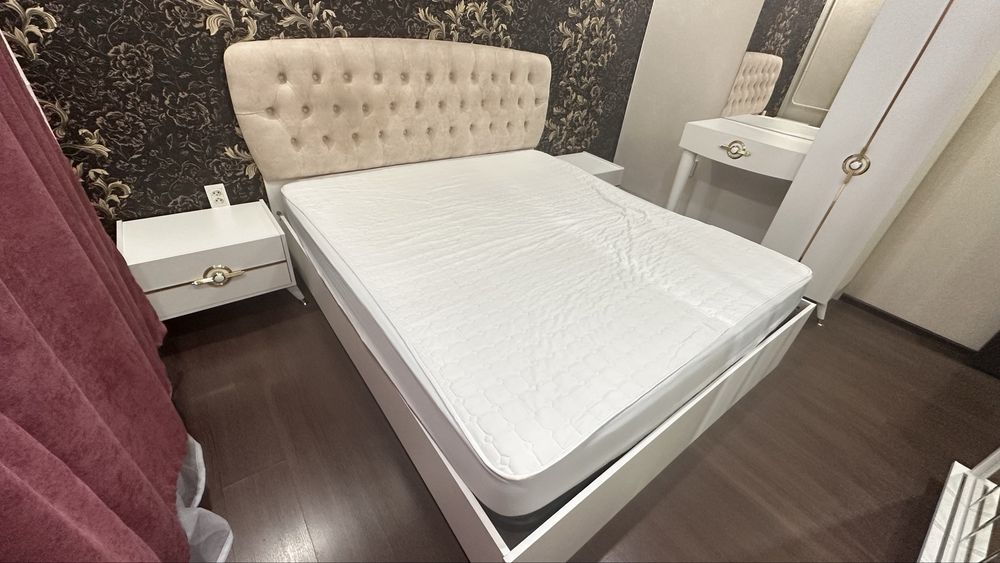 Продам спальный гарнитур