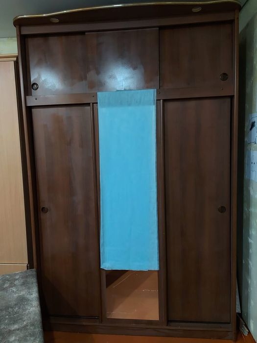 Продам шкафы и стол