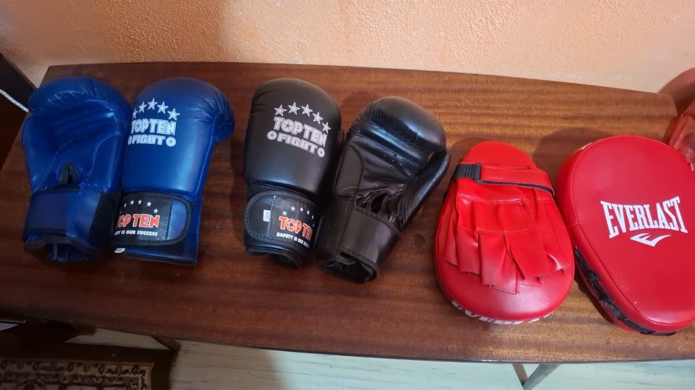 Продам боксерские перчатки 2 пары лапы