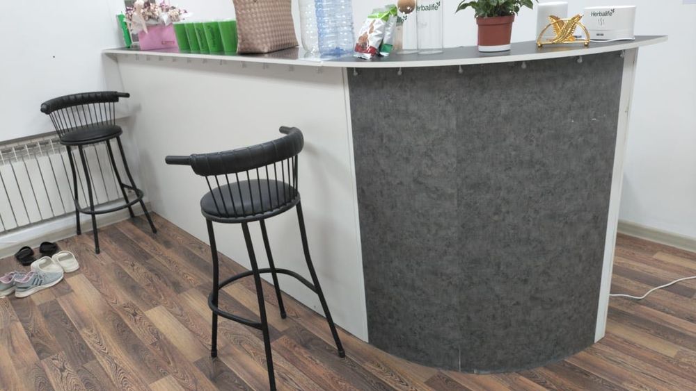 Барный стол со стульями