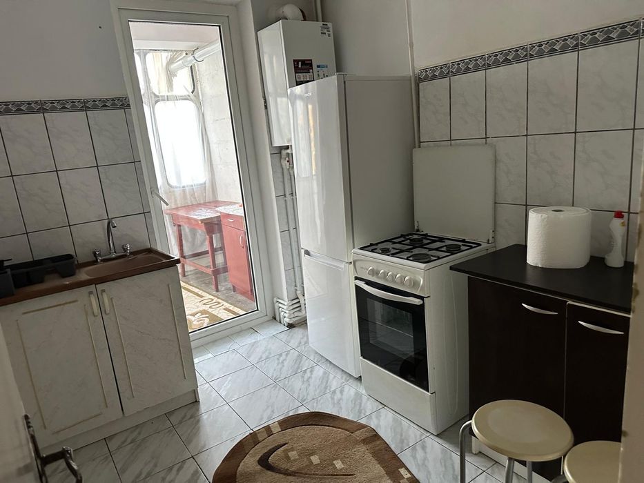 Inchiriez apartament zona policlinica
