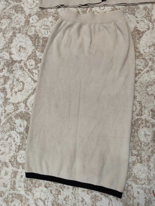 Costum cu fusta midi