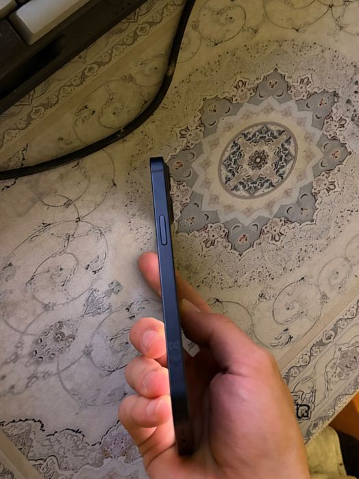 Продавам iPhone 13