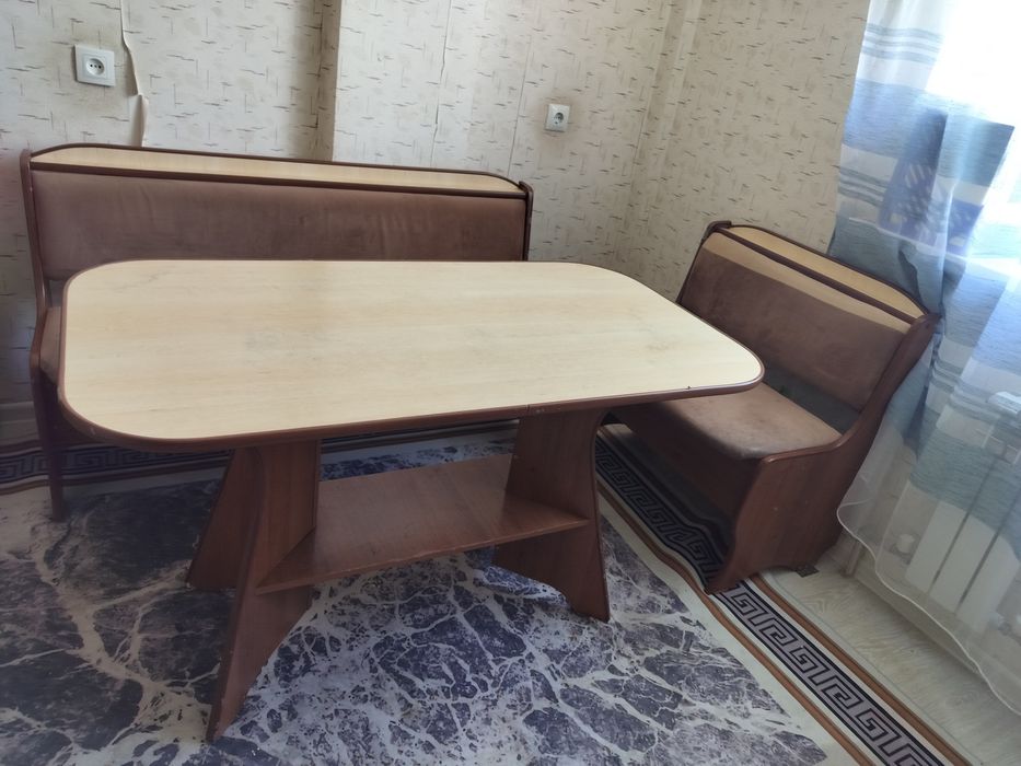 Стол со стульями на кухню