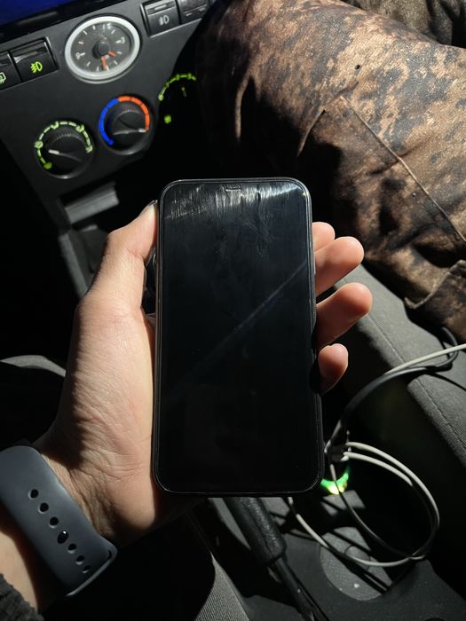 Продаю айфон 11 срочно