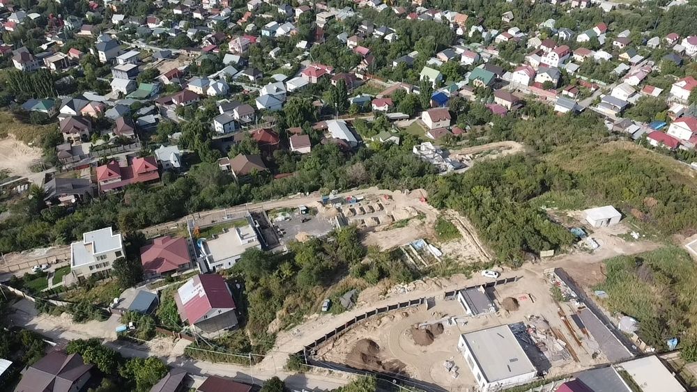 Участок с видом на город и горы